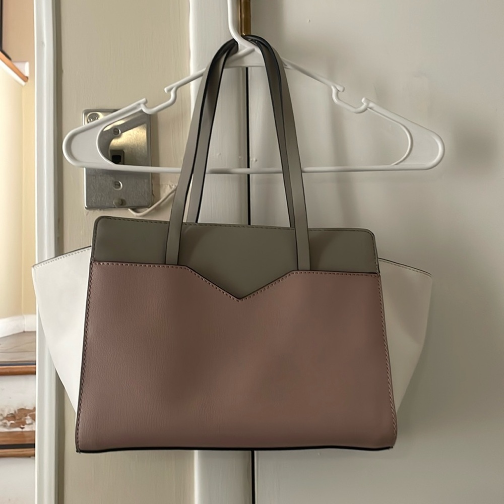 Guess purse, in great condition!